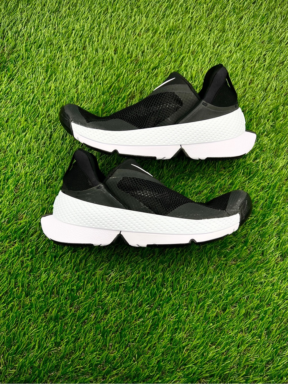 Nike Go FlyEase Hands Free Slip On Women’s Walking Gym Shoes Black White - 7.5